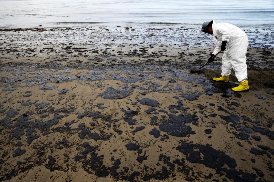 Environmental Group Sues For Mandated Plans After Big Oil Spills
