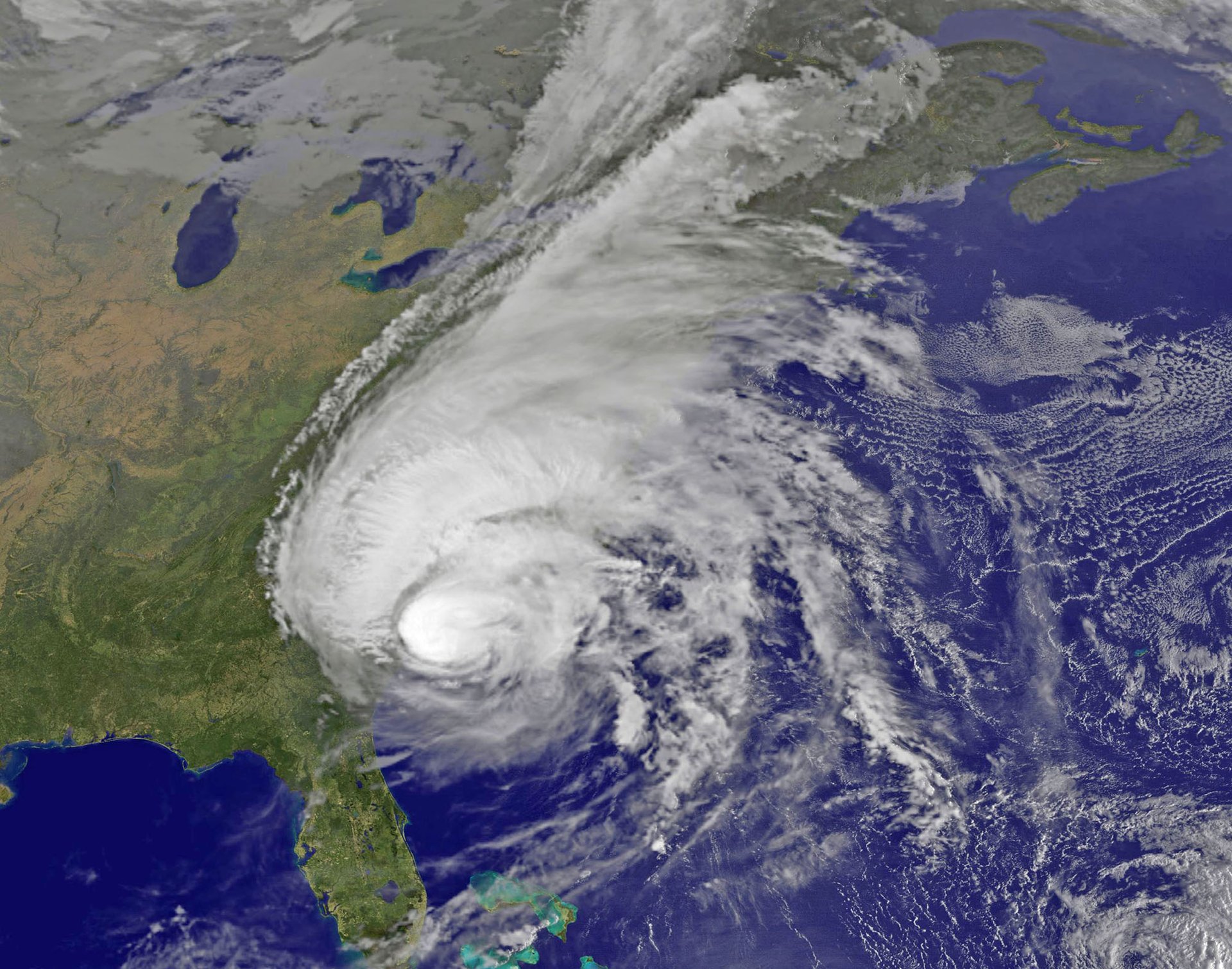 Hurricane Matthew maintains strength along Atlantic Coast