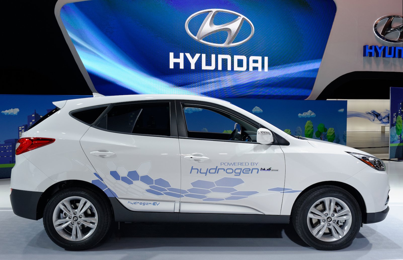 The one big problem with hydrogen fuel cell cars...