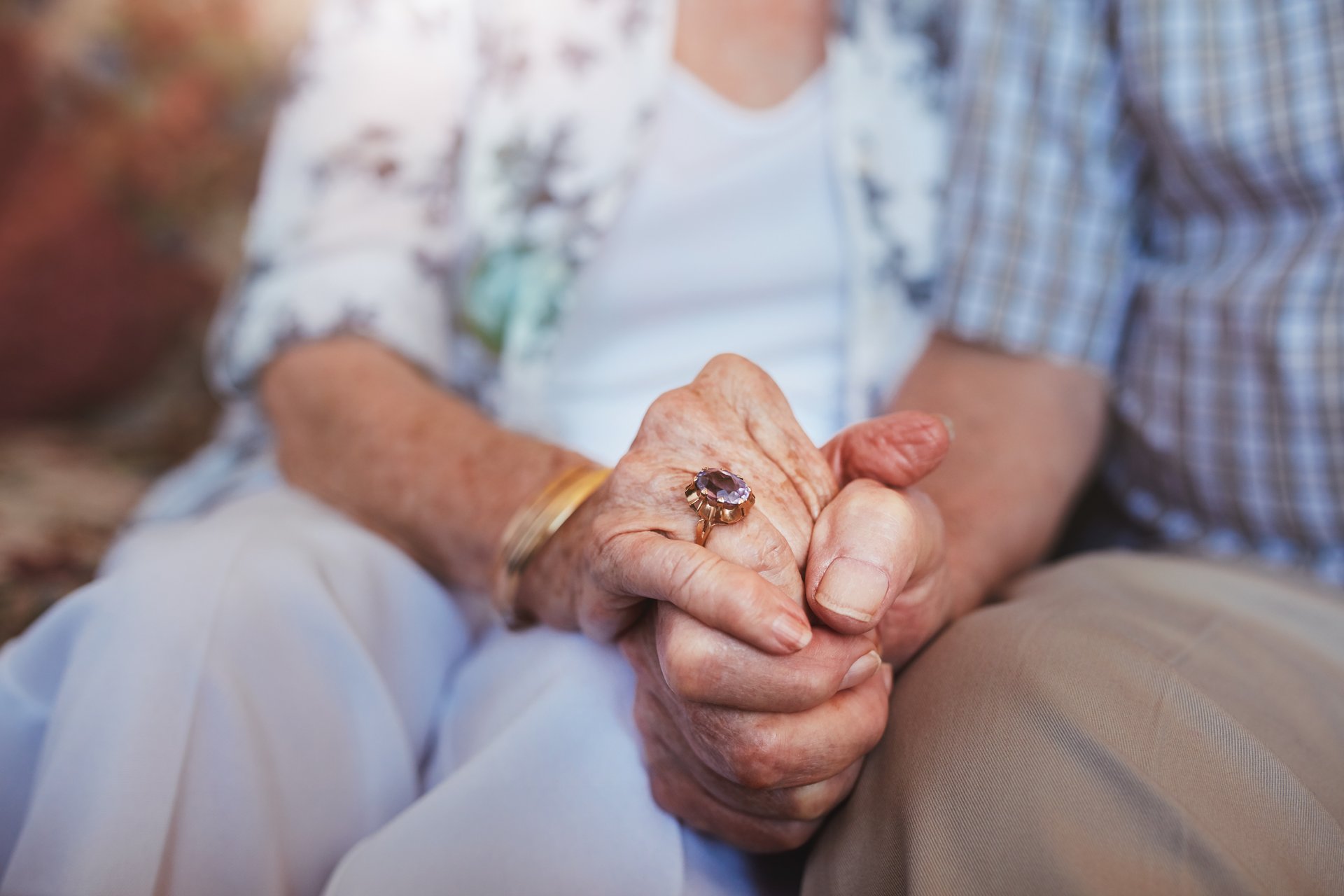 Study: Holding hands with a partner eases pain