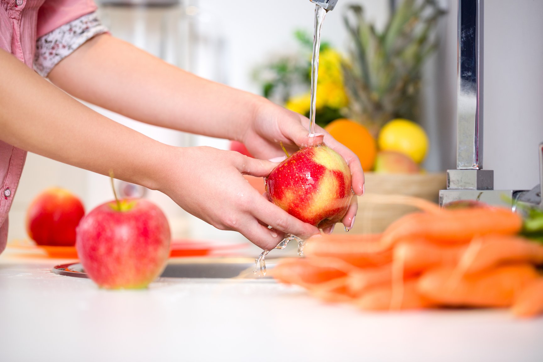 The best way to wash pesticides off apples