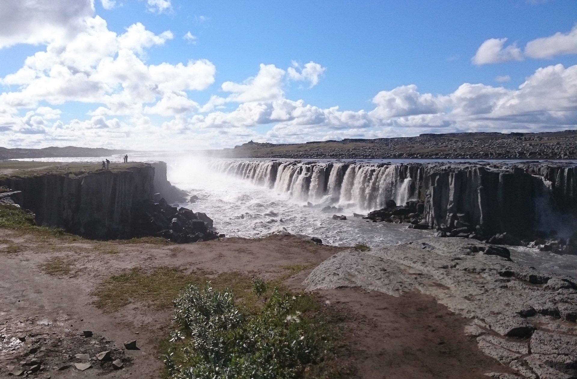 River foundation impacts movement of waterfalls