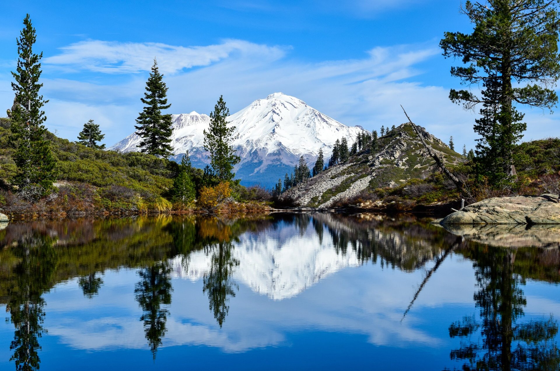 Mount Shasta has lost its snow cover due extreme heat