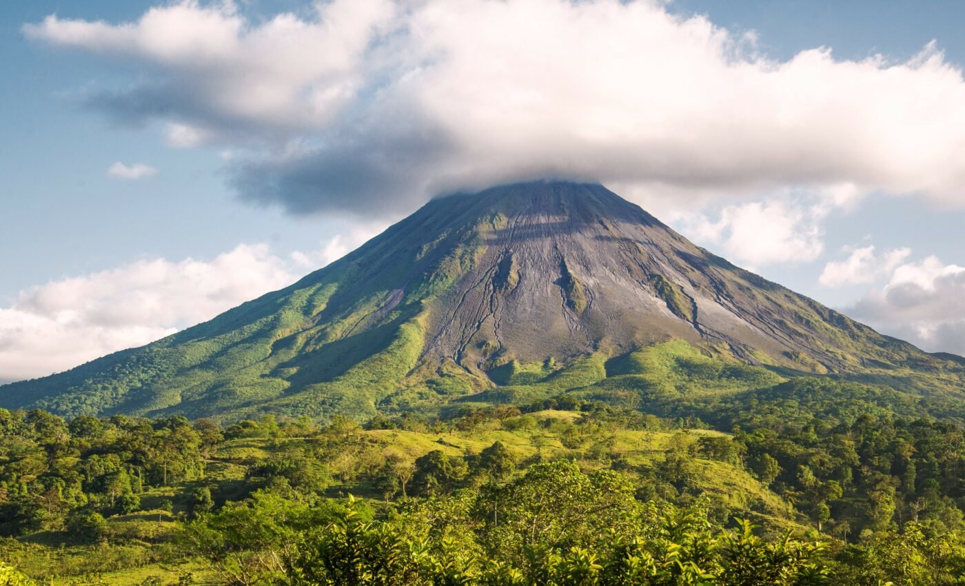 Major volcanic events linked to the slowing of tectonic plates