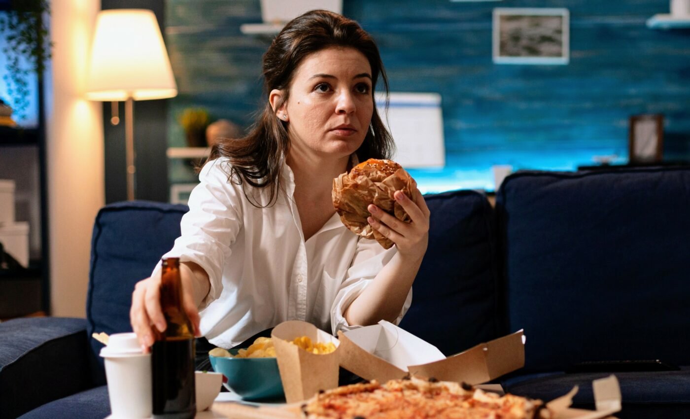 Why does eating late lead to obesity and diabetes?
