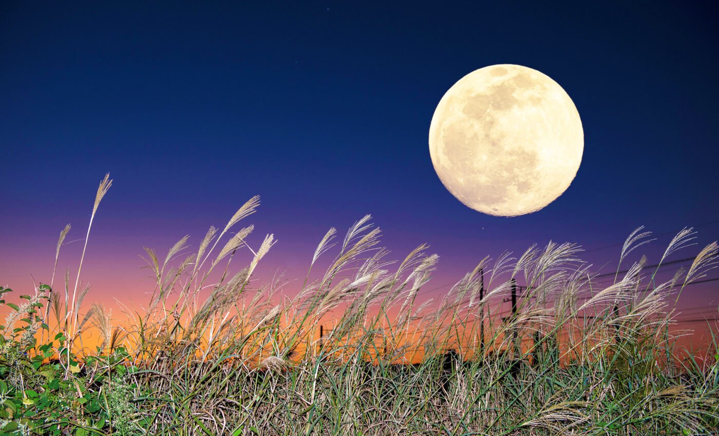 Beautiful "Super Harvest Moon" reaches its peak tonight