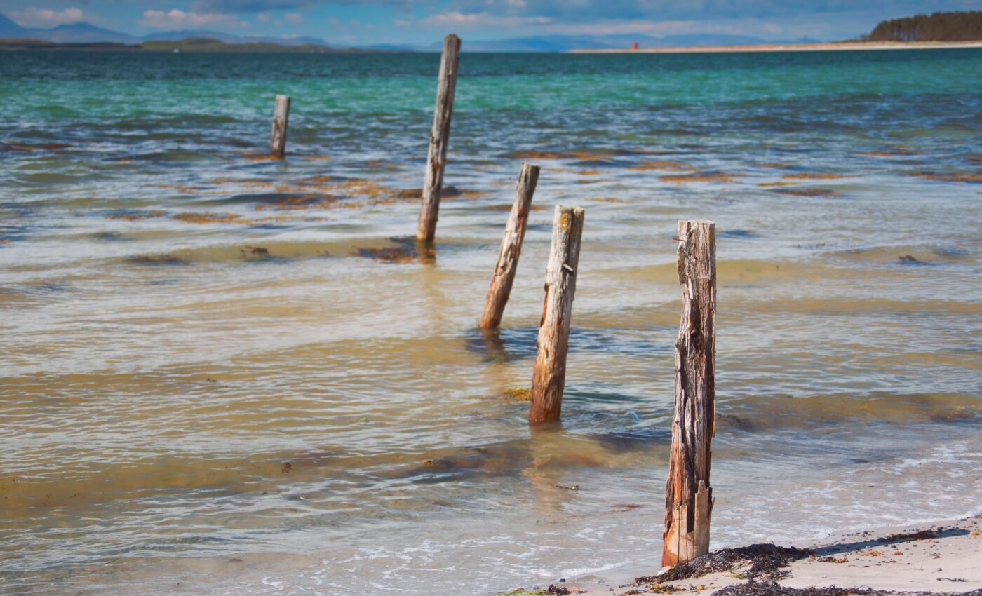 Burdens of climate change: Sea level rise and the risk of isolation 