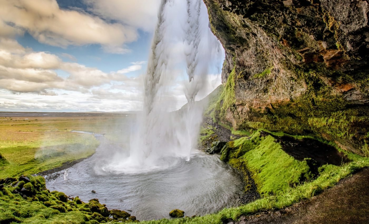 Microlightning from water droplets may have sparked life on Earth