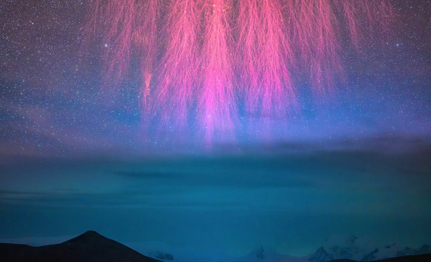 Red sprite lightning storm seen by Chinese photographers